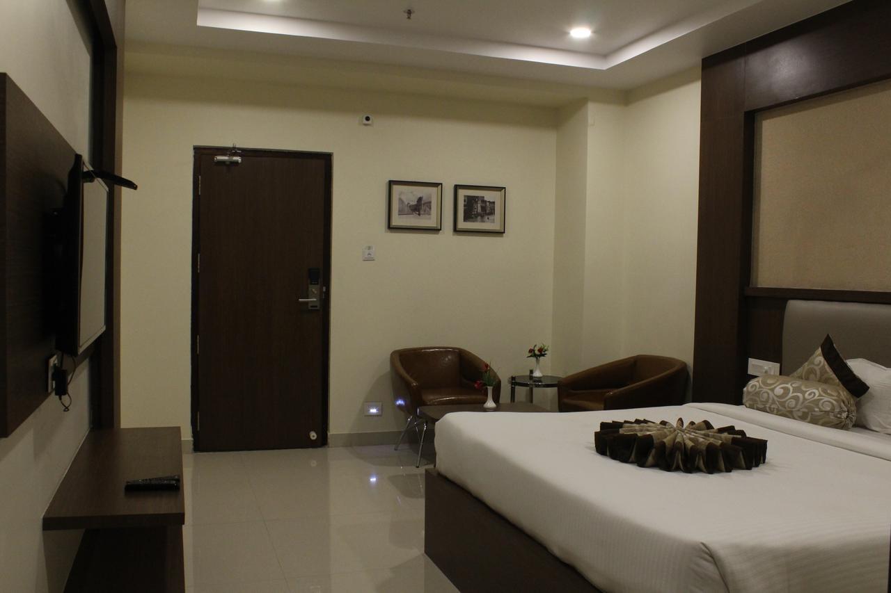 Hotel Grand Gayathri Khammam Exteriér fotografie