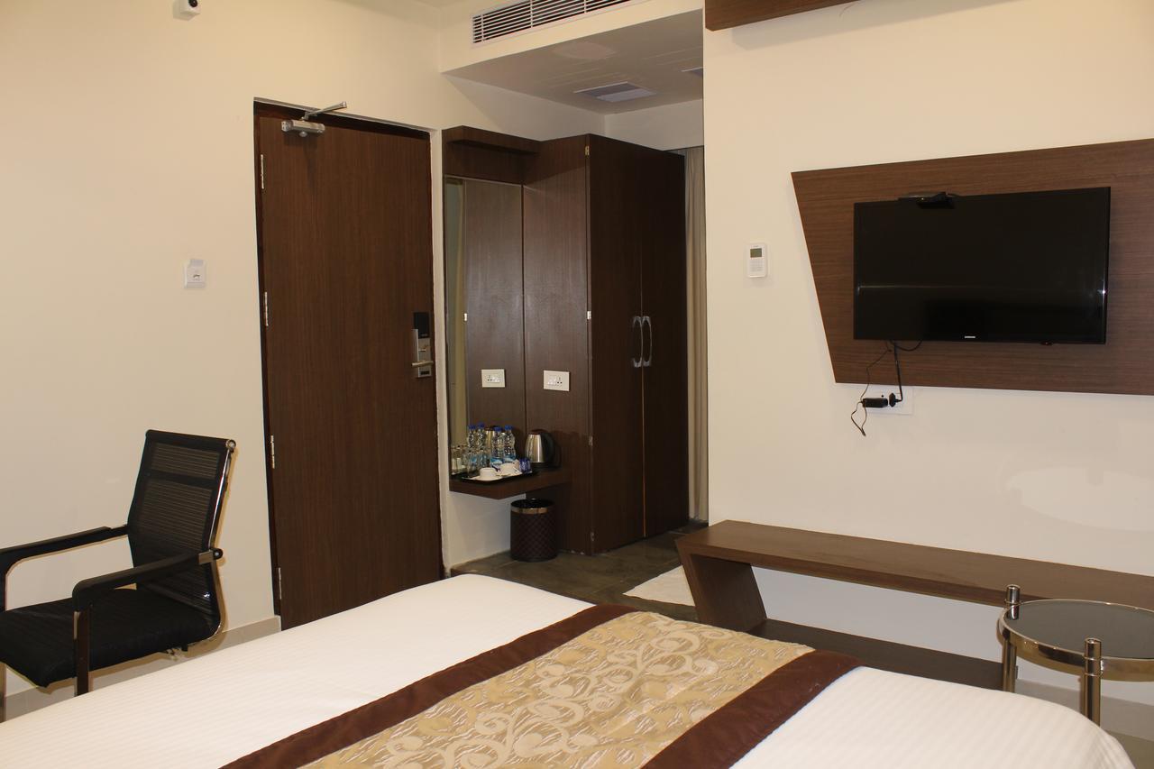 Hotel Grand Gayathri Khammam Exteriér fotografie