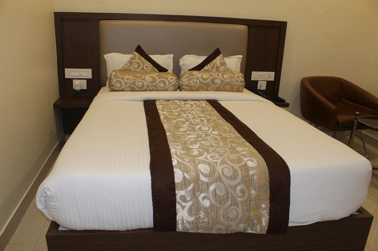 Hotel Grand Gayathri Khammam Exteriér fotografie